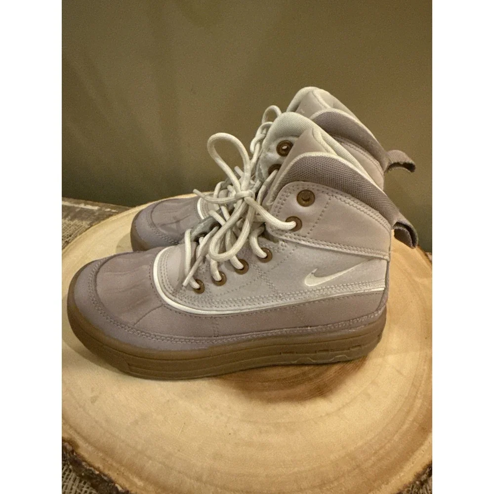 NIKE Youth Kids WOODSIDE 2 HIGH Waterproof Boots Platinum Violet (HF0767 200) 1Y